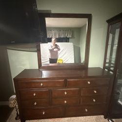Beautiful 10 Drawer Dresser w/ Mirror