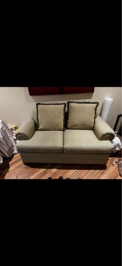 Love Seat with 2 pillows - Like New