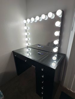 Black Hollywood Vanity Table with Lighted Mirror