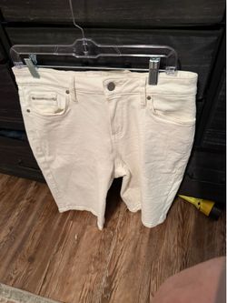 Levi’s  Women’s White Denim Shorts – Size 10 (W30), Classic 5-Pocket Style