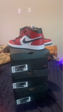 Air jordan 1 mid chicago black toe