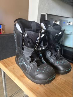 Women’s snowboard boots