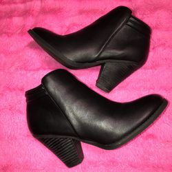 MIA size 7.5 black leather heeled zip ankle boots