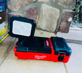 Milwaukee M12 12-Volt 1,400 lumens of TRUEVIEW high definition PACKOUT Flood Light w/USB Charging