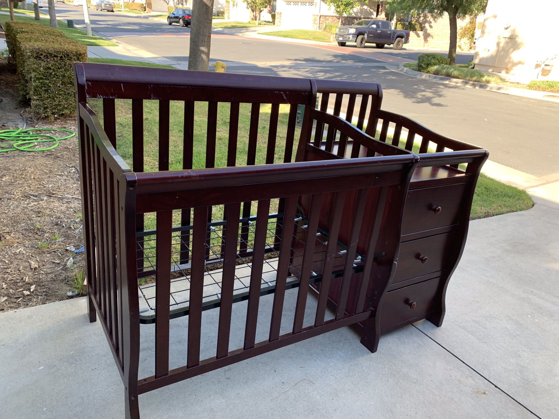 Mini crib with changing table