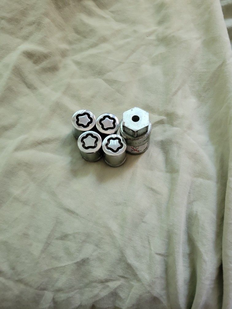 Wheel Locks Set Of 4 N Key To Lock It N Unlock