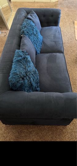 Modern blue Chesterfield Velvet Sofa with Nailhead Trim –gray excelente Estado