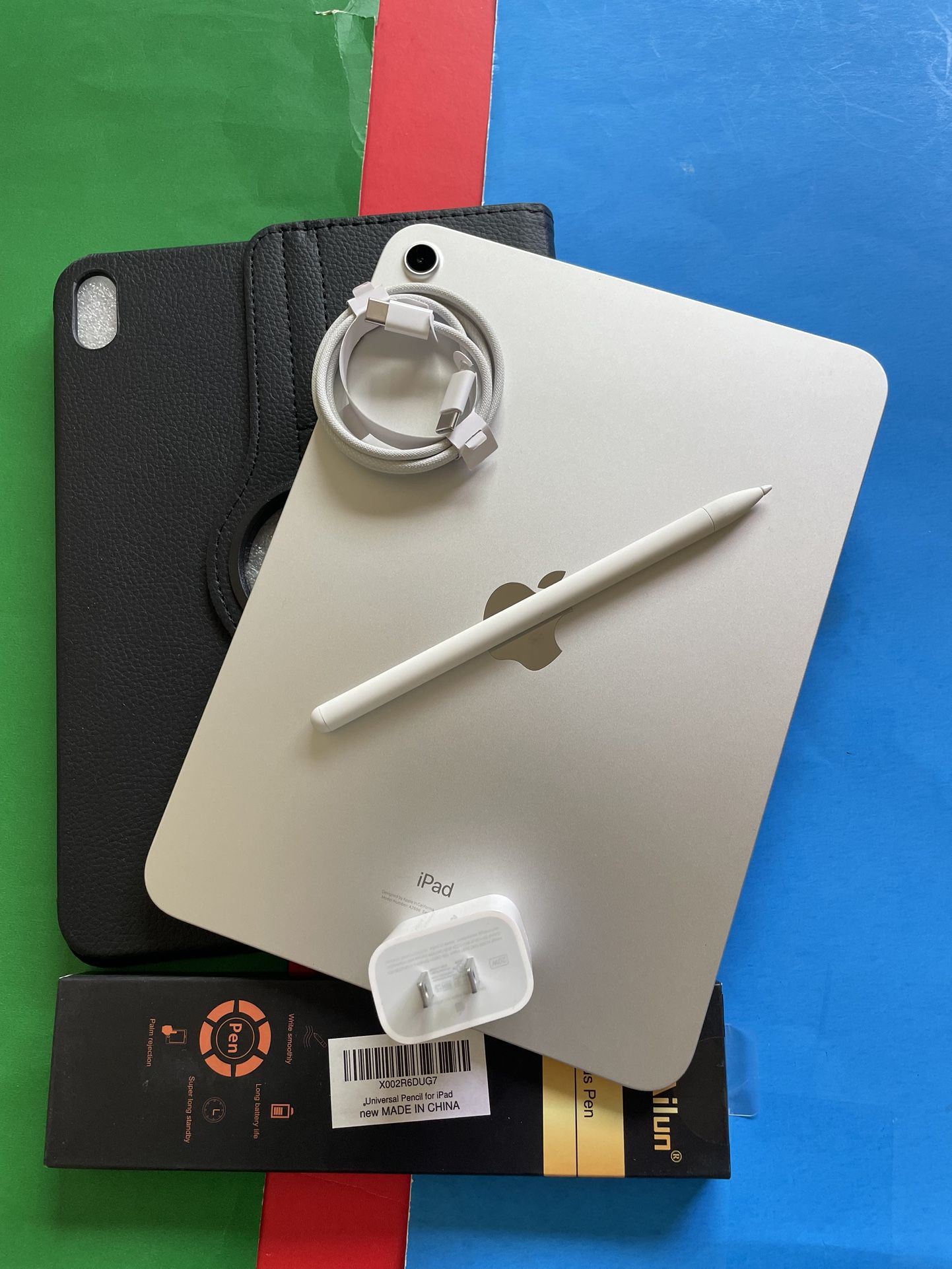 256gb Apple IPad 10th Generation (10.9” Liquid / 2022 model) with pen, keyboard, case & Accessories (warranty 2026)