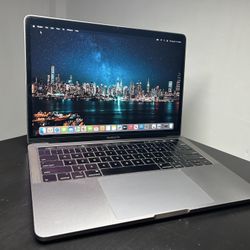 13 Inch MacBook Pro 💻 i7 - 16gb RAM- 2tb SSD 