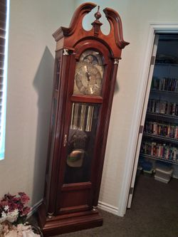 Grandfather clock very good condition works