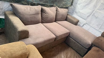 Grey Couch great condition clean we saw all the time I usually sell these for more. I’m letting it go cheap today. $200 if you pick it up 240 with del