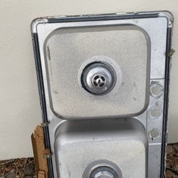 2 Kitchen Sinks 