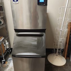 Manitowok Ice Machine W/bin