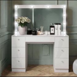 NEW Hollywood Style Vanity With Lights 