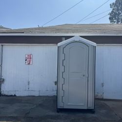 PORTABLE RESTROOM 