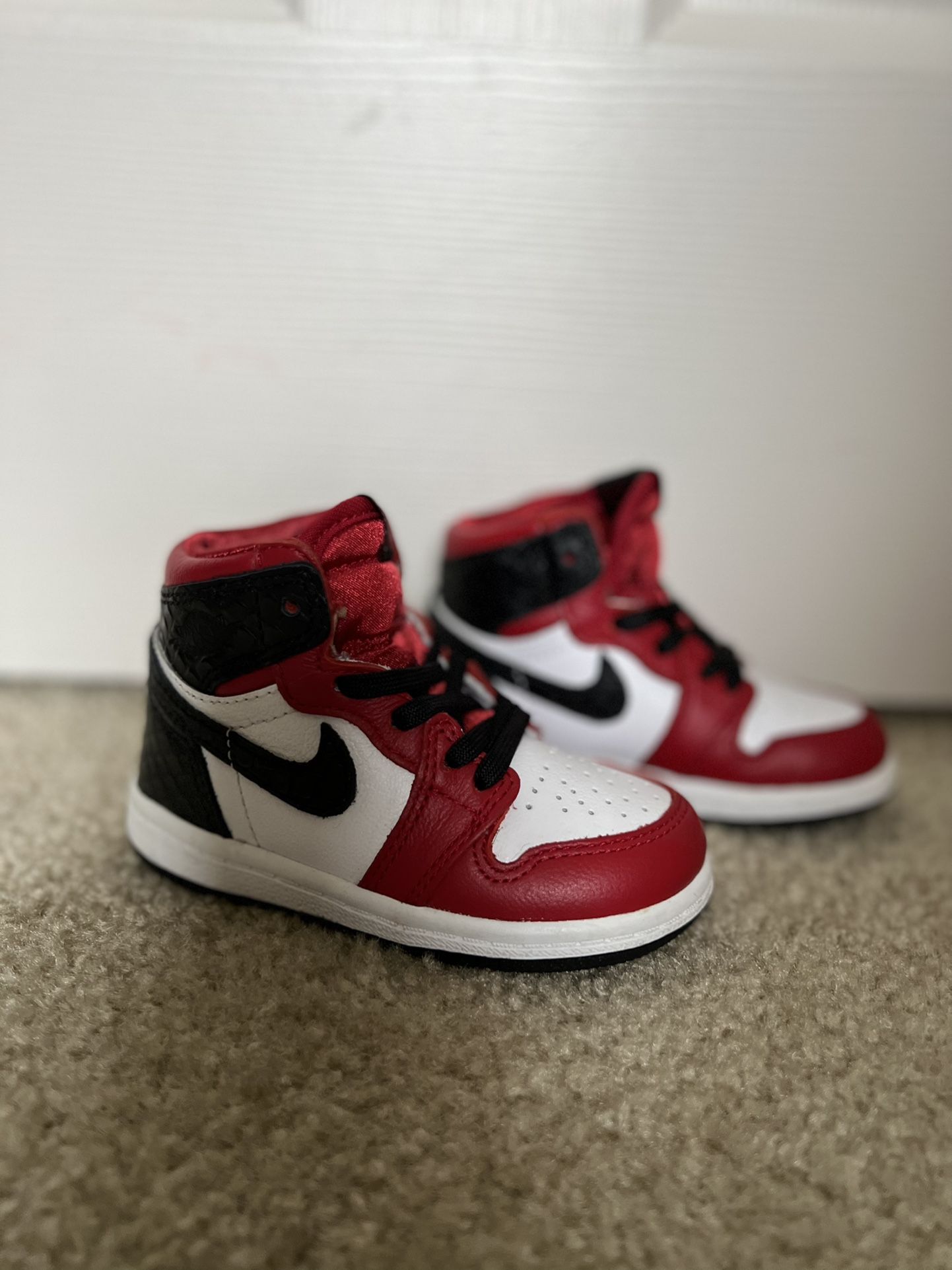 Air Jordan 1 Retro High “Satin Red” Sz6C