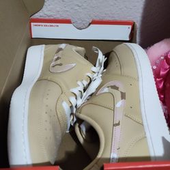 Womans SIZE 11 NIKES