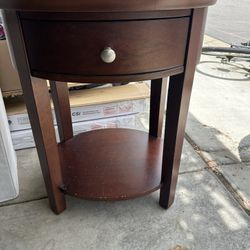 Oval wood end table/night stand