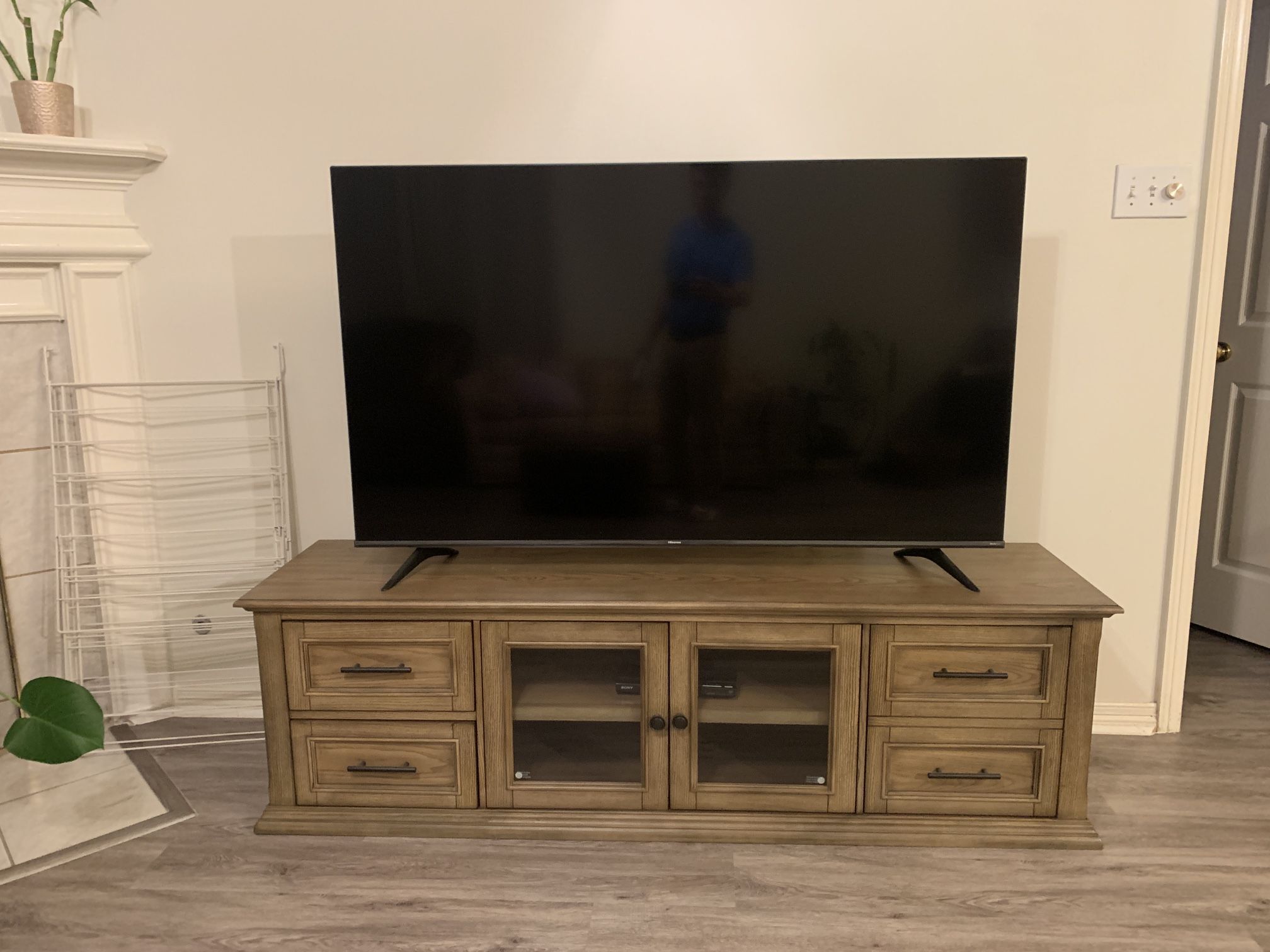 Colton in tv Console