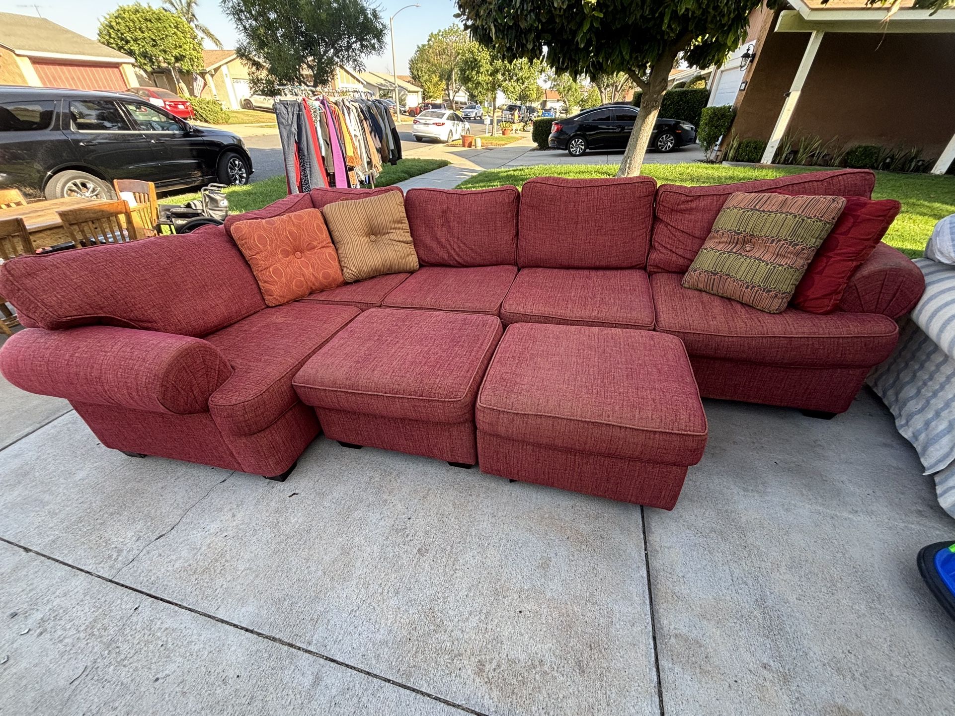 Sectional With 2 Ottomans