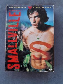 SMALLVILLE The Complete First Season DVD Set. (6 DVD's)