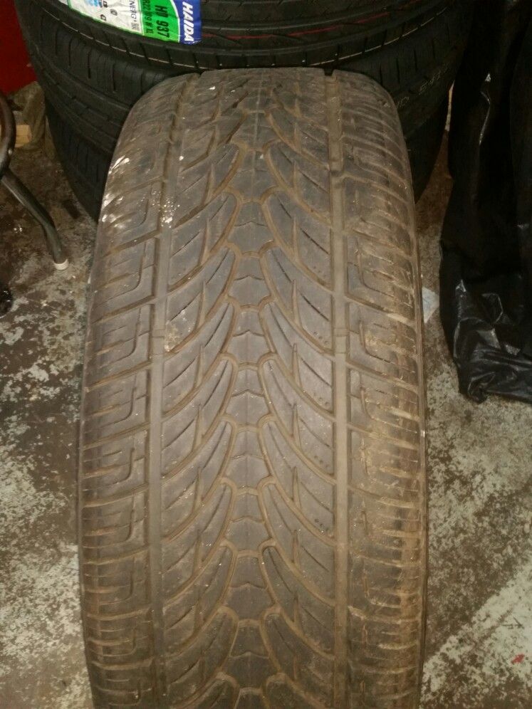 1 Used Tire 255-30-26 Lionhart