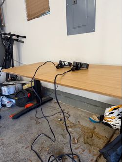 Wooden Desk (electric, able to lower and raise it)