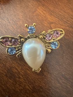 1928 Jewelry Co. Bee Brooch Pin