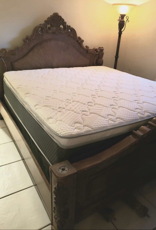 NEW KING PILLOW TOP MATTRESS and BOX SPRING. Bed frame not included 👍