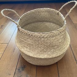 Large Seagrass plant / storage basket with handles . Bo ho / farmhouse/ cottage decor. Good condition.