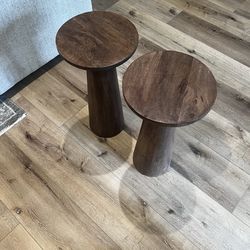 Set of 2 end tables