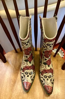 Rubber boots cowboy skulls little crack in front not in side size 10 woman