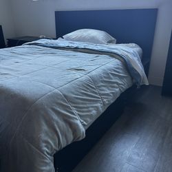 Queen Bed With Rolling Drawer 