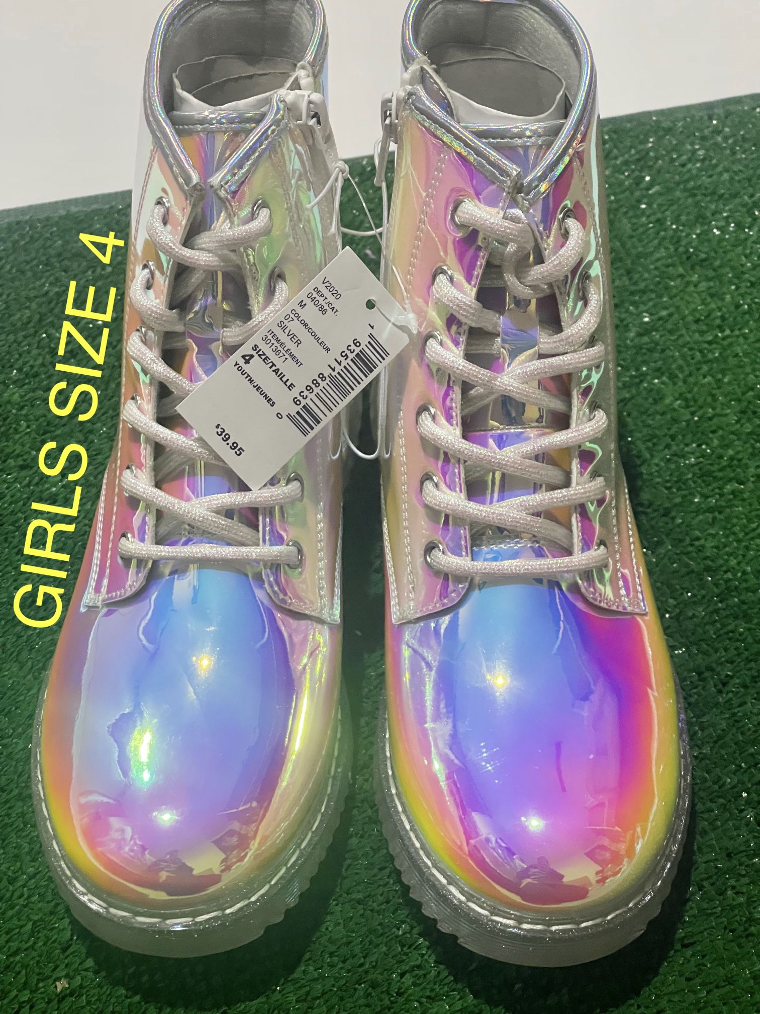 New Girls Boots 👢 Size 4 (Nuevas)