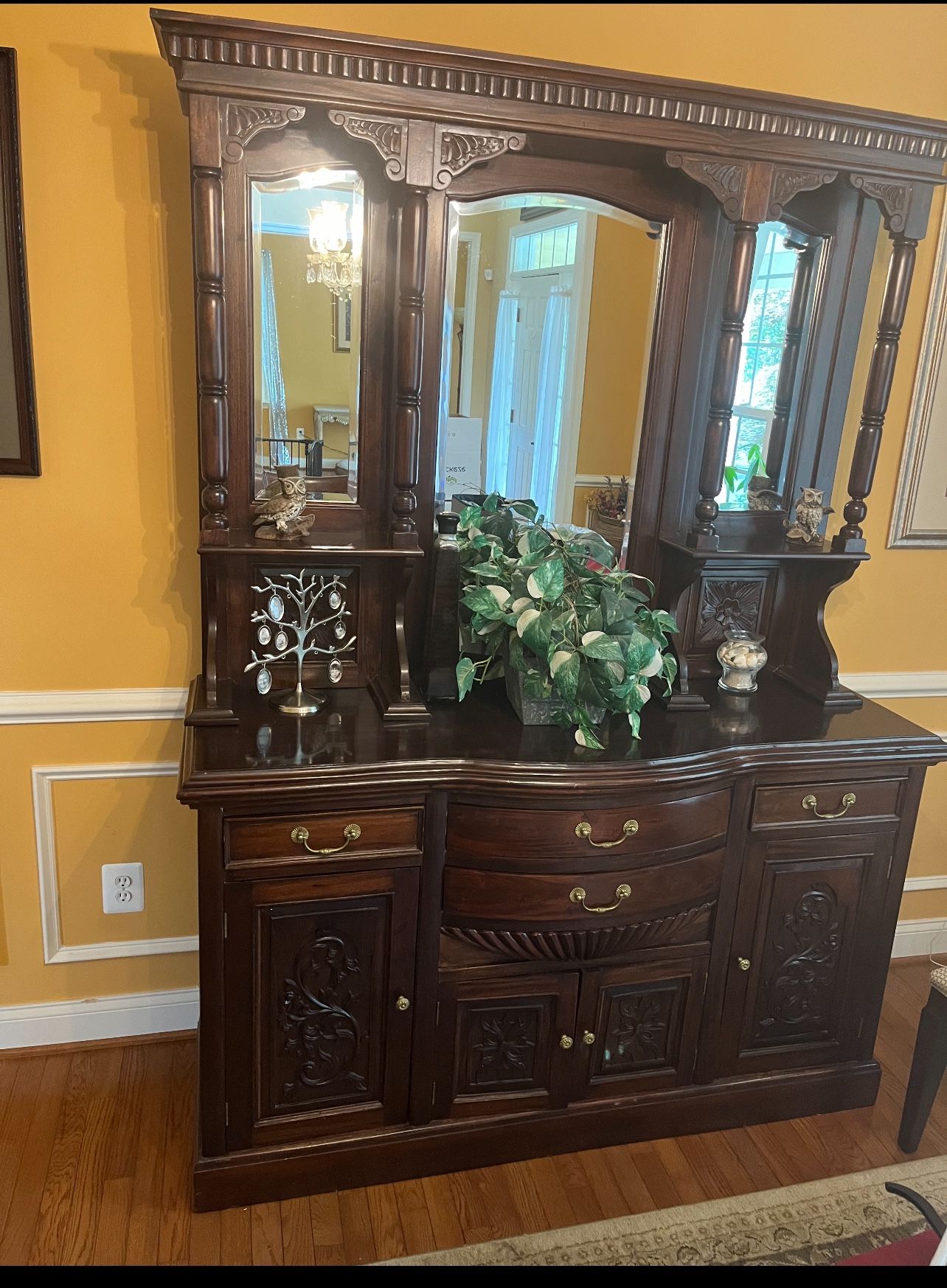 Elegant Mahogany Victorian-style sideboard