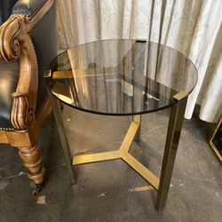 BEAUTIFUL ROUND SIDE TABLE, END TABLE