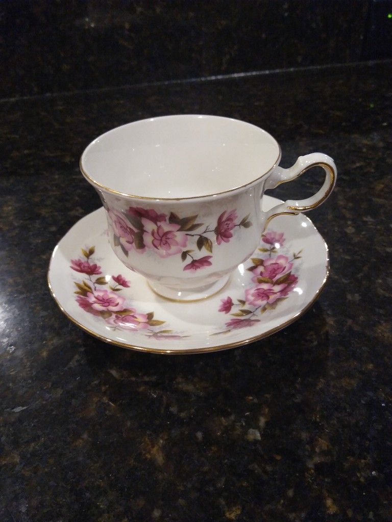 Queen Anne Bone China Floral Teacup/Saucer