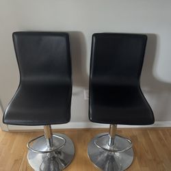 2 swivel bar stools, height adjustable and in excellent condition!