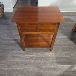 Impressions By Thomasville Wooden End Table $50.