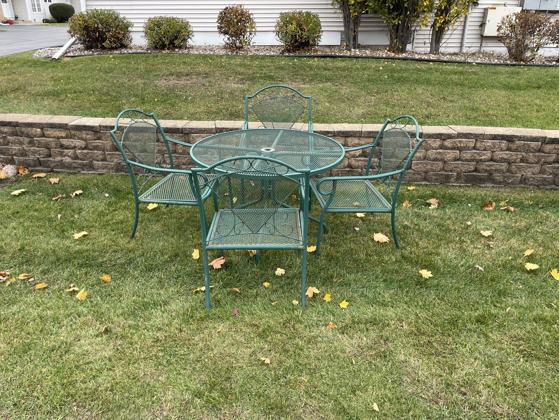 Vintage Iron Patio Set 4 Chairs 42” Table Garden