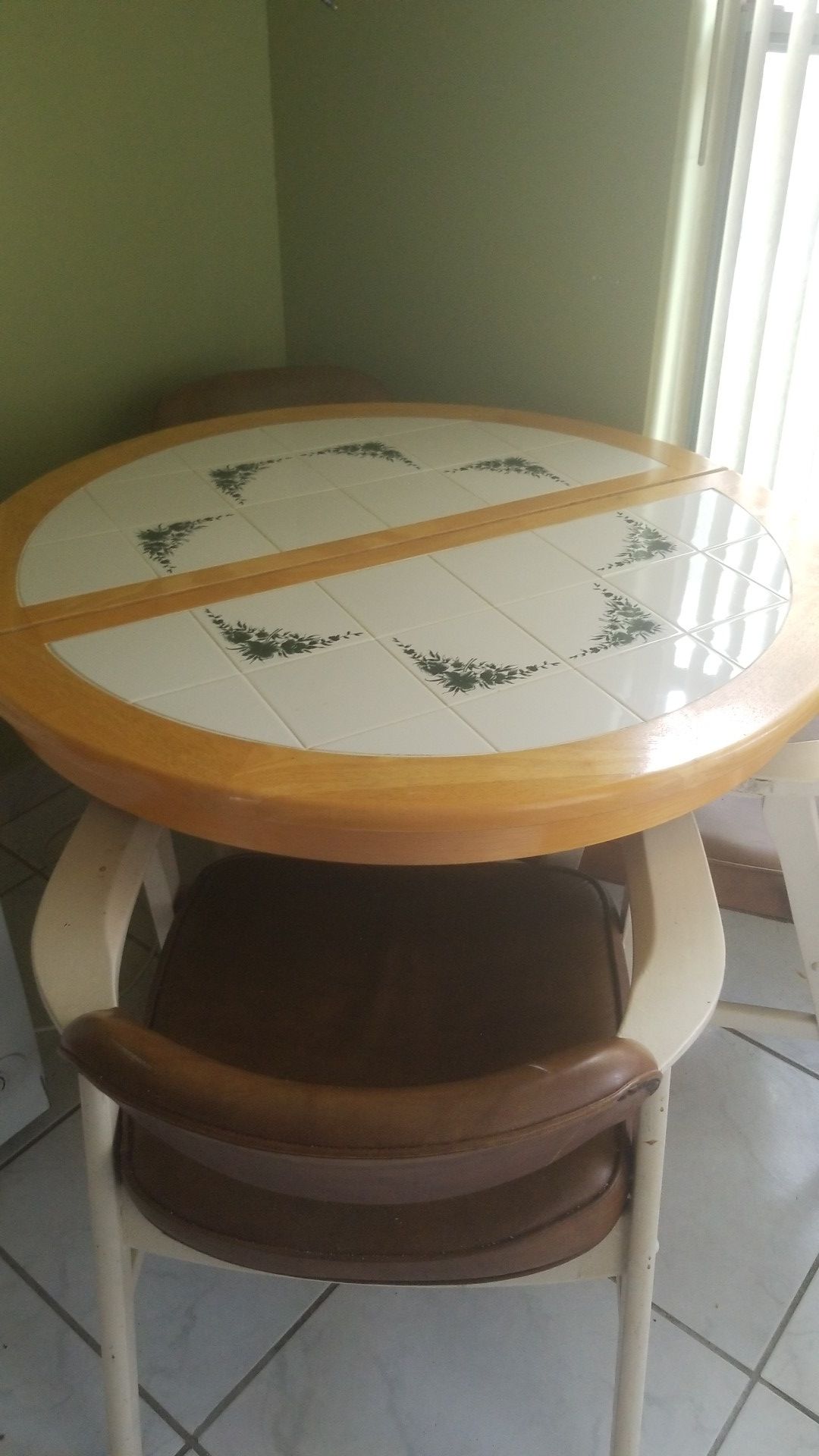 Tile beatifull table set with 3 seat good confition