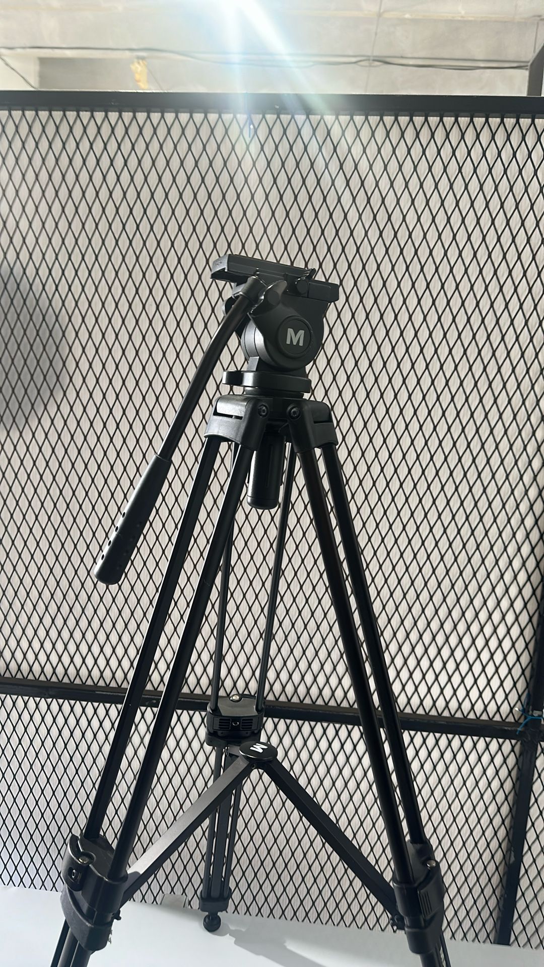 Magnus VT-4000 Tripod System with Fluid Head