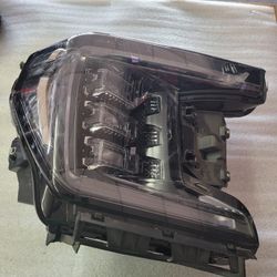 2021 - 24 - GMC YUKON- RIGHT- HEADLIGHT 