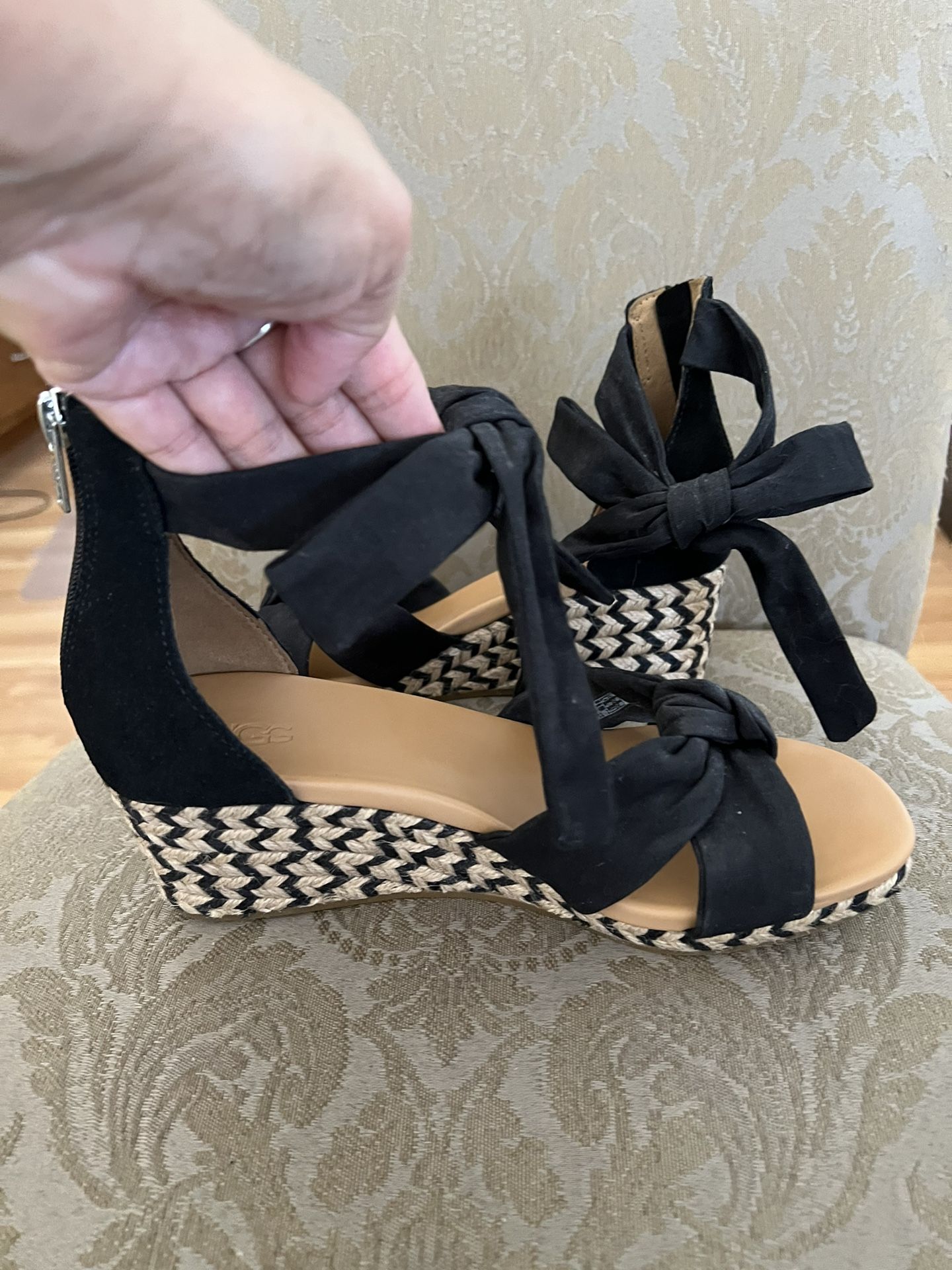 UGGS Women’s Wedge Shoes Sz 81/2 Black