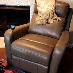 Synergy $1400 lift Recliner.. Used 2 Months