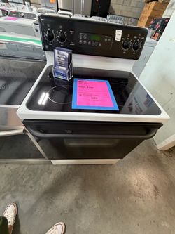 GE Electric Range with Glass Cooktop