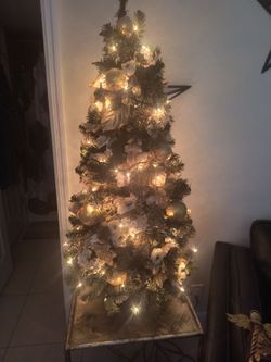Beautiful 4 ft decorated Christmas tree with
Table to hold it!
Lights hv been replaced!