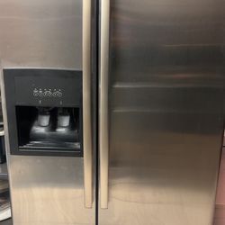 Refrigerator with water and ice maker