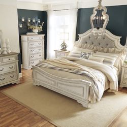 Realyn Chipped White Panel Bedroom Set