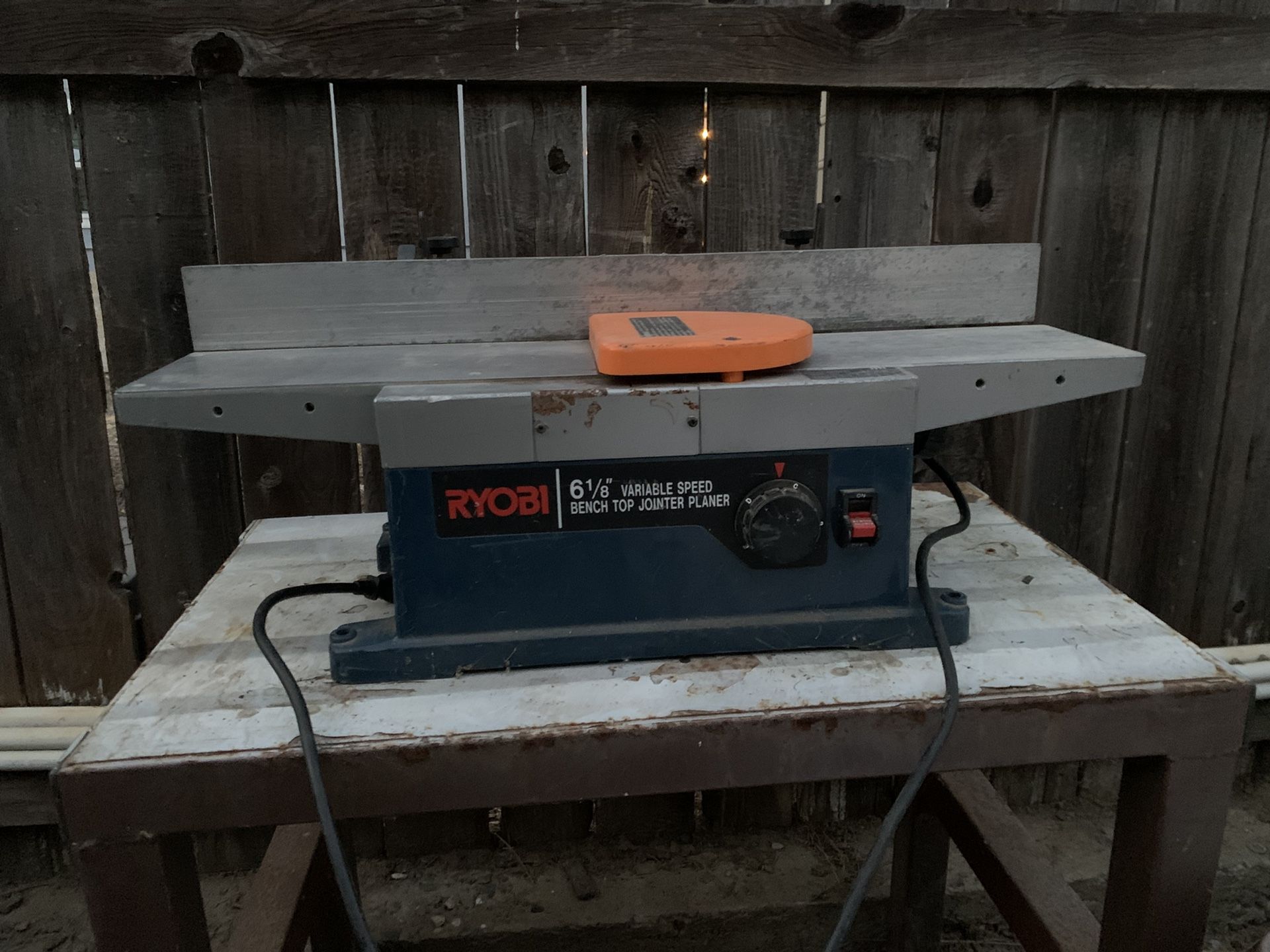 Tabletop wood plane Ryobi. The set does not include planer knives. In good working condition.